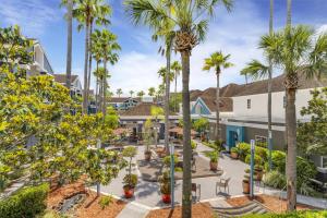 Um jardim em Sonesta ES Suites Orlando - Lake Buena Vista