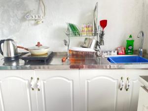 Dapur atau dapur kecil di Costa Homestay
