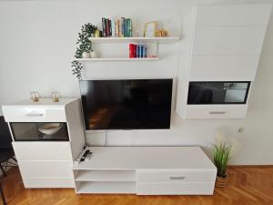 salon z białymi meblami i telewizorem w obiekcie Antemma Apartment w Puli