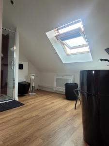 Camera mansardata con lucernario e pavimento in legno. di Loveroom Instants Secret Amiens ad Amiens