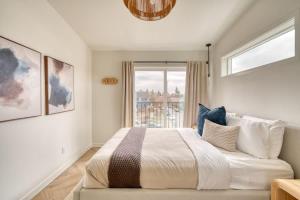 Ένα ή περισσότερα κρεβάτια σε δωμάτιο στο Alberta Arts-tastic Townhouse