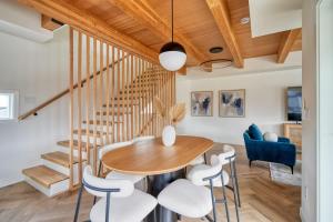 Χώρος καθιστικού στο Alberta Arts-tastic Townhouse