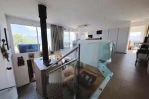 un soggiorno con una vetrina in camera di U Casaniddu - Villa entre mer et montagne, piscine a Viggianello
