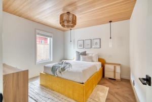 a bedroom with a bed and a wooden ceiling at AlbertaArts Happy Place Townhome in Portland