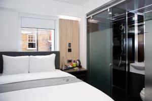 Postel nebo postele na pokoji v ubytování The Z Hotel Leicester Square