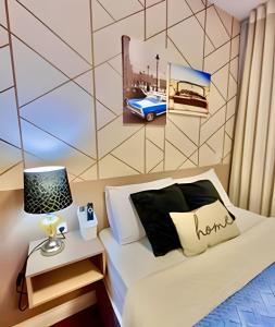 a bedroom with a bed and a table with a lamp at Fantastic, Studio com Ar Cond. e Wi-fi in Curitiba