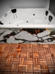 a white table with a picture of people on the floor at HERMOSA CASA CON JACUZZI Y Alberca in Tlajomulco de Zúñiga