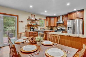 Kuchyň nebo kuchyňský kout v ubytování Summer Escape by Lake with Hot Tub & Sauna! + 35 fotografií