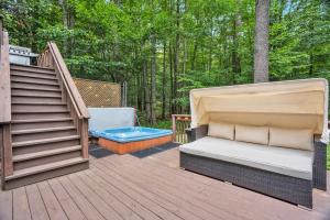 Zahrada ubytování Summer Escape by Lake with Hot Tub & Sauna!