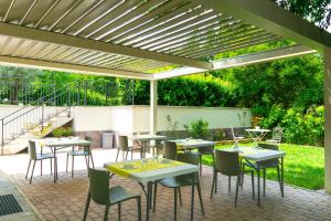A garden outside La Terrazza Azzurra