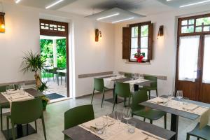 A restaurant or other place to eat at La Terrazza Azzurra
