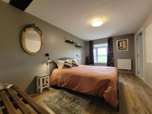 Postel nebo postele na pokoji v ubytování Les chambres d'hôtes de la croisée en Auvergne