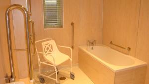 Vannituba majutusasutuses Elm Cottage Delightful 2 bed accessible holiday cottage +22 fotot