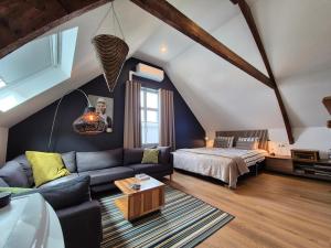 a living room with a couch and a bed at B&B van Zon aan Zee in Vlissingen