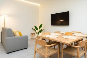 a dining room with a table and a chair at Formidable Apartments in Valencia