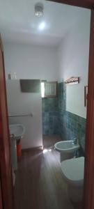 een badkamer met 2 wastafels en 2 toiletten. bij Casita de Esperanza in Aracena +14 foto's