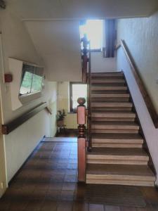 eine Treppe in einem Gebäude mit einem Treppenhaus in der Unterkunft Haus Vinzenz Amel in Amel