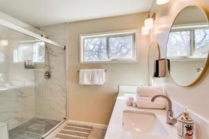 Bilik mandi di Deck and Views Scenic Yosemite Lakes Retreat +27 gambar