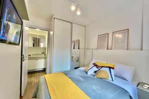 a bedroom with a large bed with a yellow blanket at #Sensacional# Apto 1 quarto, Pensado Para Voce in Curitiba