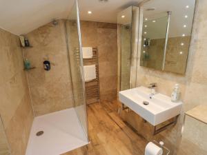 Et badeværelse på Woodman's Cottage + 31 billeder