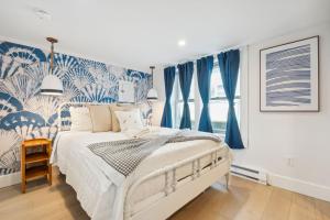 Ένα ή περισσότερα κρεβάτια σε δωμάτιο στο Professionally-Designed-The Americana-AC