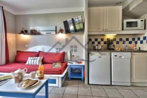 Köök või kööginurk majutusasutuses LocaLise - Maison D02 - Vue mer - Accès piscine - Wifi inclus - Draps et lits faits inclus - Face à la plage - Centre et port à 700m