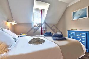 Voodi või voodid majutusasutuse LocaLise - Maison D02 - Vue mer - Accès piscine - Wifi inclus - Draps et lits faits inclus - Face à la plage - Centre et port à 700m toas