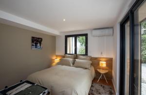 un dormitorio con una cama y una ventana en Villa Les Granges Classé 5 Étoiles, en Antisanti 19 fotos más