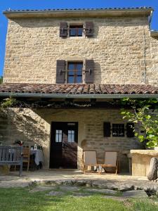 un edificio con dos sillas y una mesa frente a él en Bolara 60: the Cottage, en Grožnjan