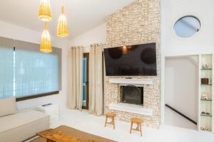 Μια τηλεόραση ή/και κέντρο ψυχαγωγίας στο Sani Elite Villa in Halkidiki
