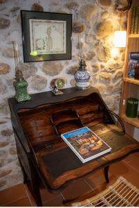 una mesa con un libro encima en Villa Les Granges Classé 5 Étoiles, en Antisanti
