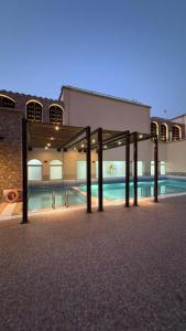 Bazén v ubytování Pioneer Hotel Apartments Muscat nebo v jeho okolí