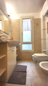 een badkamer met een wastafel en een toilet en een raam bij The Lemon House in Cagliari +29 foto's