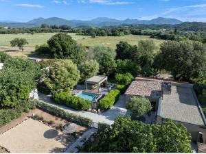 una vista aérea de una casa con jardín en Villa Les Granges Classé 5 Étoiles, en Antisanti