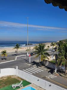 une vue sur un parking et la plage dans l'établissement Casa Pé na Areia Praia de Piratininga, à Niterói