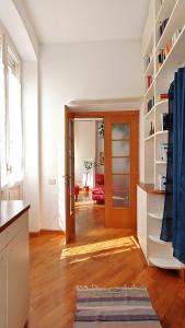 een woonkamer met een deur naar een woonkamer bij The Lemon House in Cagliari