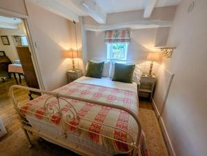 ein kleines Schlafzimmer mit einem Bett und einem Fenster in der Unterkunft Blaenfforest Rose Cottage Newcastle Emlyn in Capel-Ifan