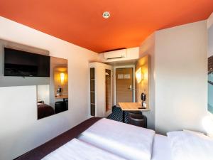Postel nebo postele na pokoji v ubytování B&B Hotel Konstanz