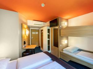 Postel nebo postele na pokoji v ubytování B&B Hotel Konstanz