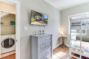 a laundry room with a washer and dryer at The James Pearl in Rockport