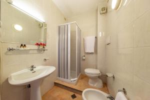 Ένα μπάνιο στο Rina Hotel
