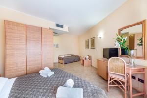 Μια τηλεόραση ή/και κέντρο ψυχαγωγίας στο Rina Hotel