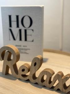 a book with the words hog mehtm on a wooden table at Vetera Sayn - Historisch wohnen, modern genießen auf 2 Etagen in Bendorf