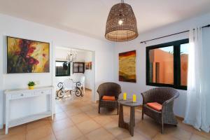 Posedenie v ubytovaní Villa Palm View by Villa Plus
