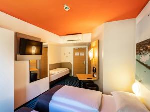 Postel nebo postele na pokoji v ubytování B&B Hotel Konstanz + 22 fotografií