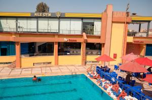 ein Schwimmbad vor einem Hotel in der Unterkunft Nile Transportation hotel in Kairo