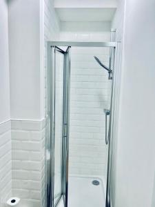 Ένα μπάνιο στο Rochester - Modern Flats Near Castle, Strood - Medway 1 or 2 Bedroom +98 φωτογραφίες