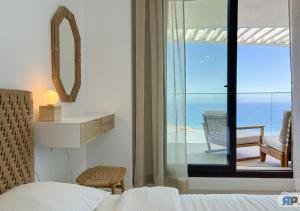 a bedroom with a bed and a view of the ocean at Apartamento Senses con vistas al mar y terraza in Rincón de la Victoria
