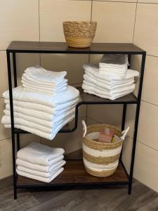 a black towel rack with towels and a basket at Vetera Sayn - Historisch wohnen, modern genießen auf 2 Etagen in Bendorf +22 photos