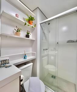 クリチバにあるLUXUOSo# Apto no Batel com garagem e Ar Condicionaのシャワーとトイレ付きのバスルーム
